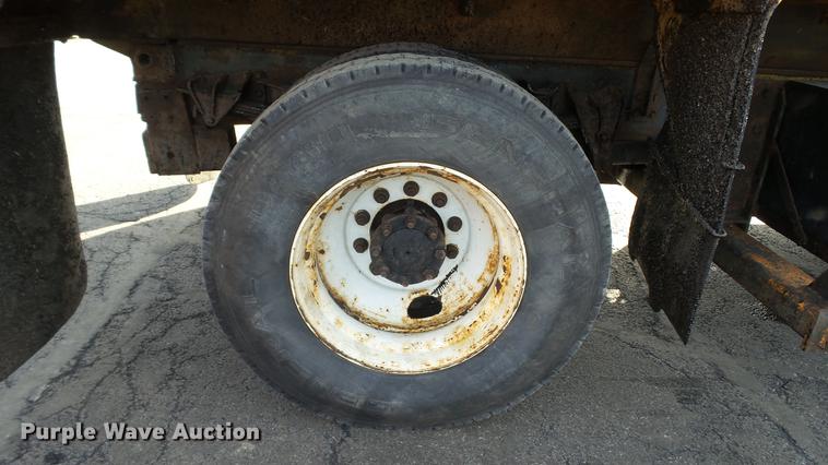 image for item DC5635 2002 International 4900 dump truck