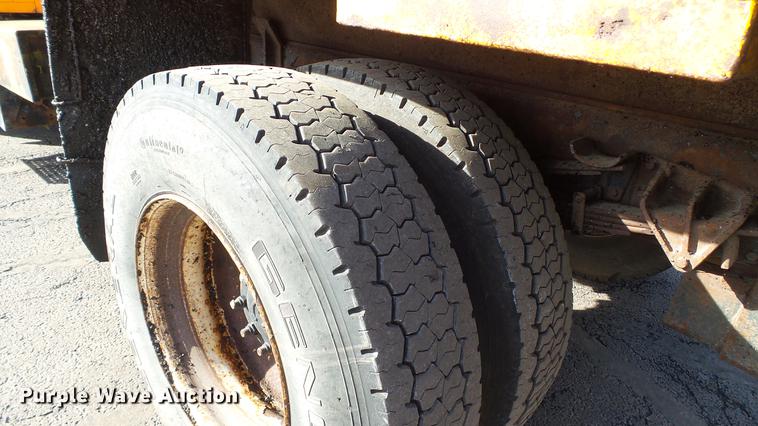 image for item DC5635 2002 International 4900 dump truck