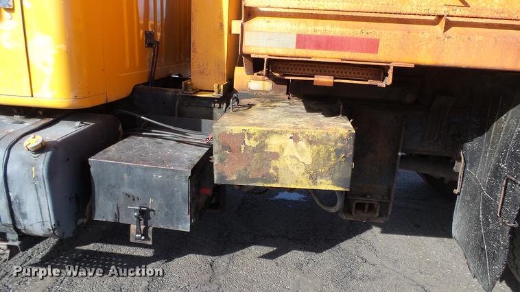 image for item DC5635 2002 International 4900 dump truck