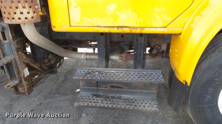 image for item DC5635 2002 International 4900 dump truck