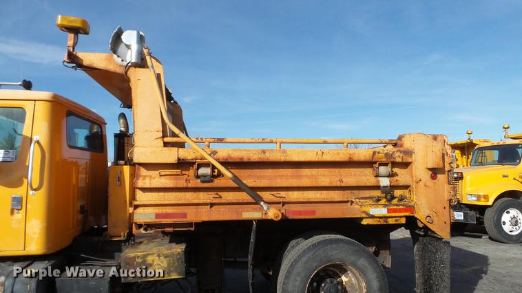image for item DC5635 2002 International 4900 dump truck