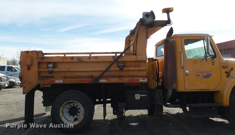 image for item DC5635 2002 International 4900 dump truck