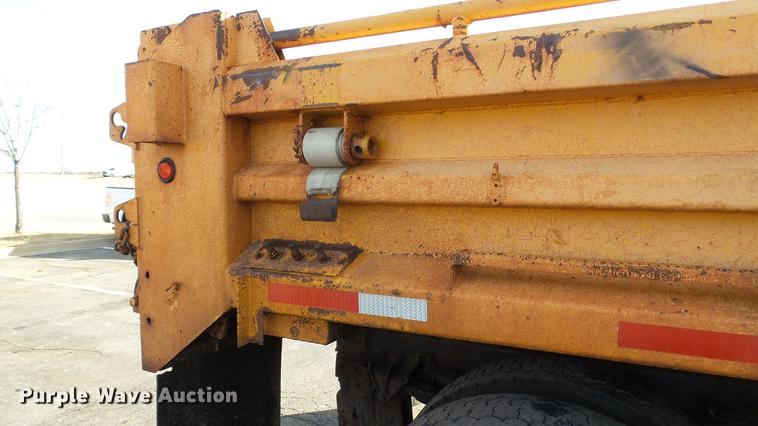 image for item DC5635 2002 International 4900 dump truck