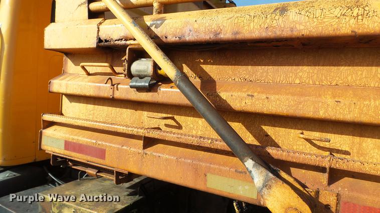 image for item DC5635 2002 International 4900 dump truck