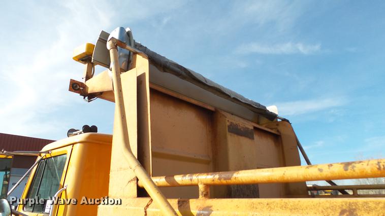 image for item DC5635 2002 International 4900 dump truck