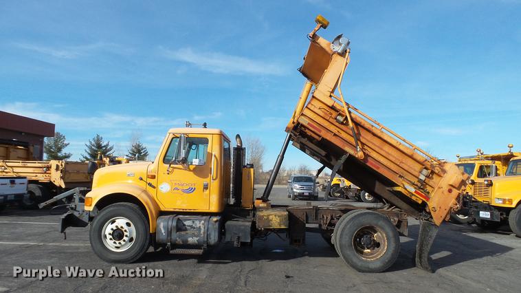 image for item DC5635 2002 International 4900 dump truck