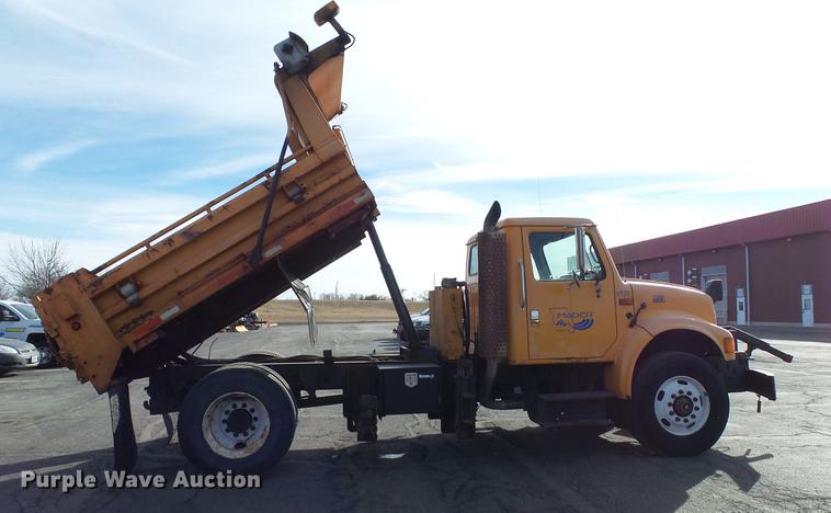 image for item DC5635 2002 International 4900 dump truck