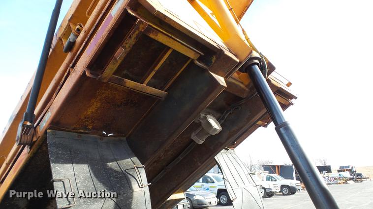 image for item DC5635 2002 International 4900 dump truck