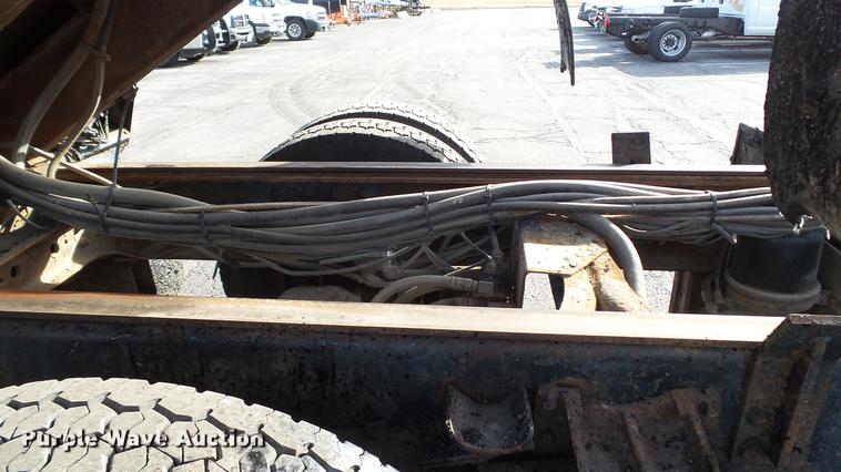 image for item DC5635 2002 International 4900 dump truck