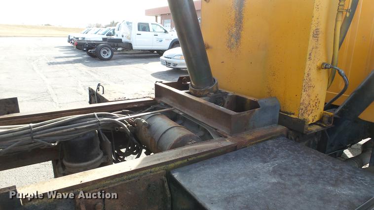 image for item DC5635 2002 International 4900 dump truck