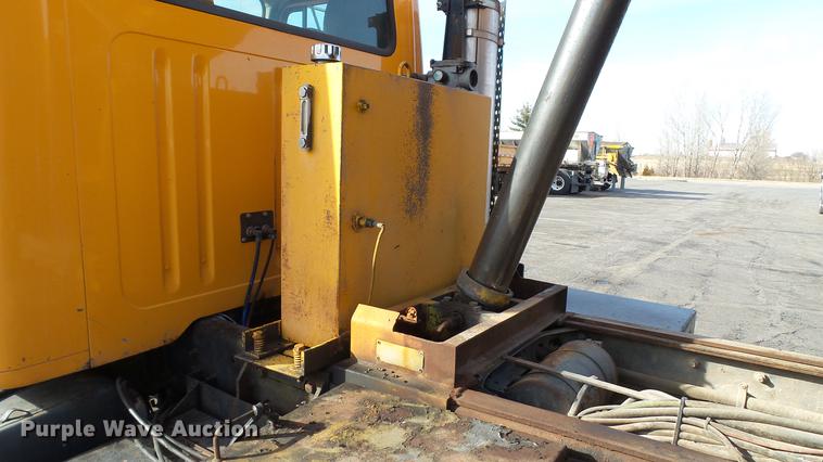 image for item DC5635 2002 International 4900 dump truck