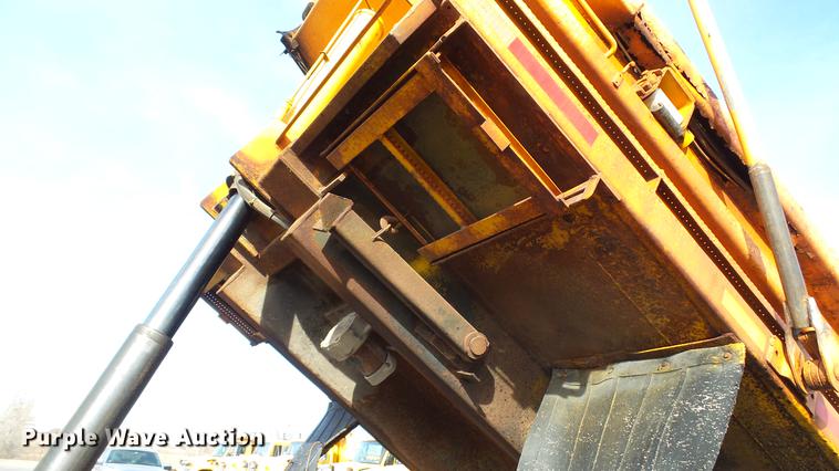 image for item DC5635 2002 International 4900 dump truck