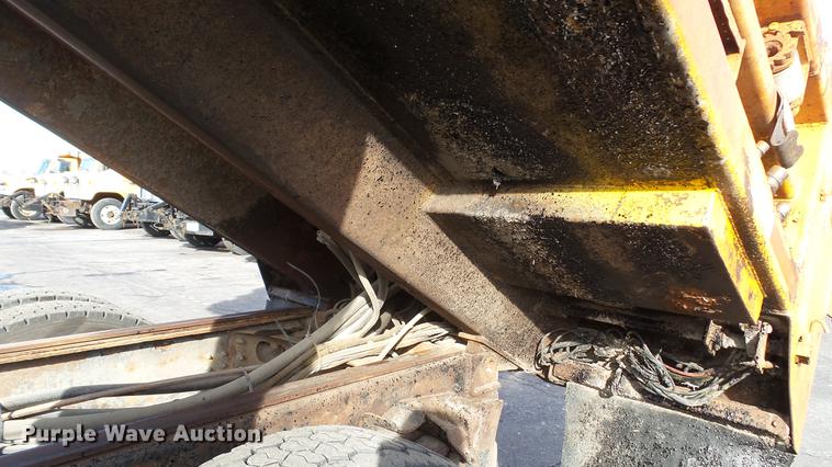 image for item DC5635 2002 International 4900 dump truck