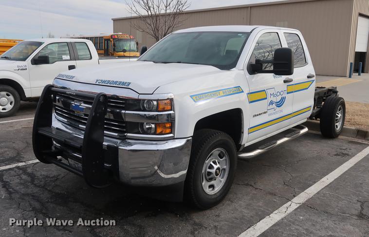 image for item DC5650 2015 Chevrolet Silverado 2500HD Double Cab pickup truck cab and chassis