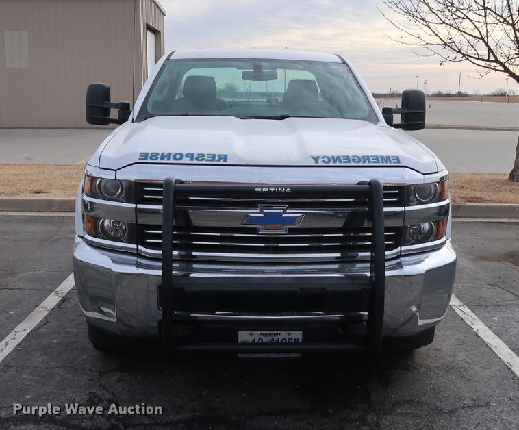 image for item DC5650 2015 Chevrolet Silverado 2500HD Double Cab pickup truck cab and chassis