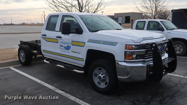 image for item DC5650 2015 Chevrolet Silverado 2500HD Double Cab pickup truck cab and chassis