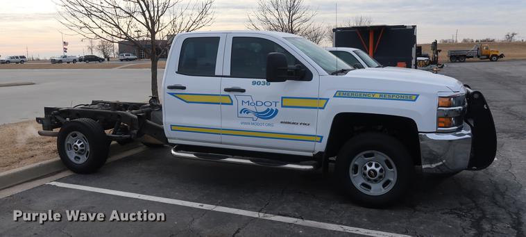 image for item DC5650 2015 Chevrolet Silverado 2500HD Double Cab pickup truck cab and chassis