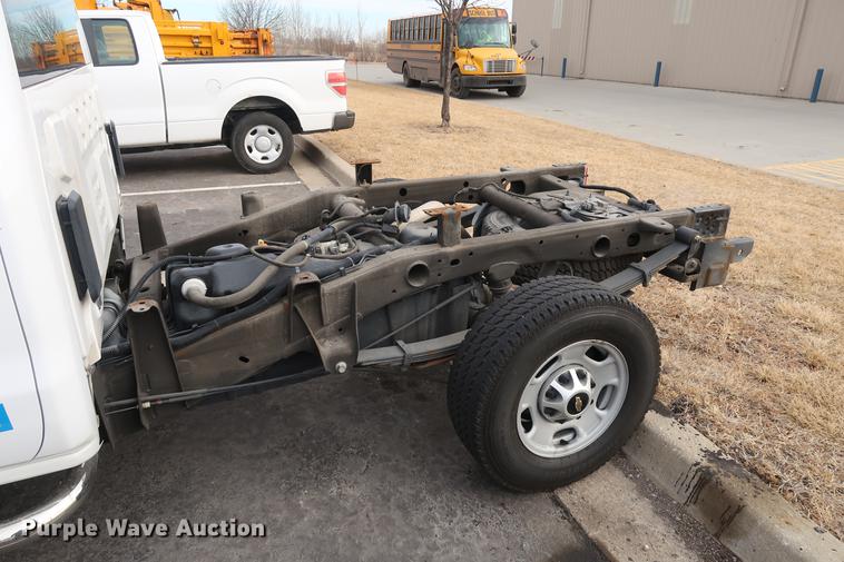 image for item DC5650 2015 Chevrolet Silverado 2500HD Double Cab pickup truck cab and chassis