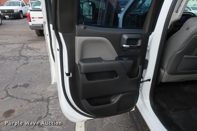 image for item DC5650 2015 Chevrolet Silverado 2500HD Double Cab pickup truck cab and chassis