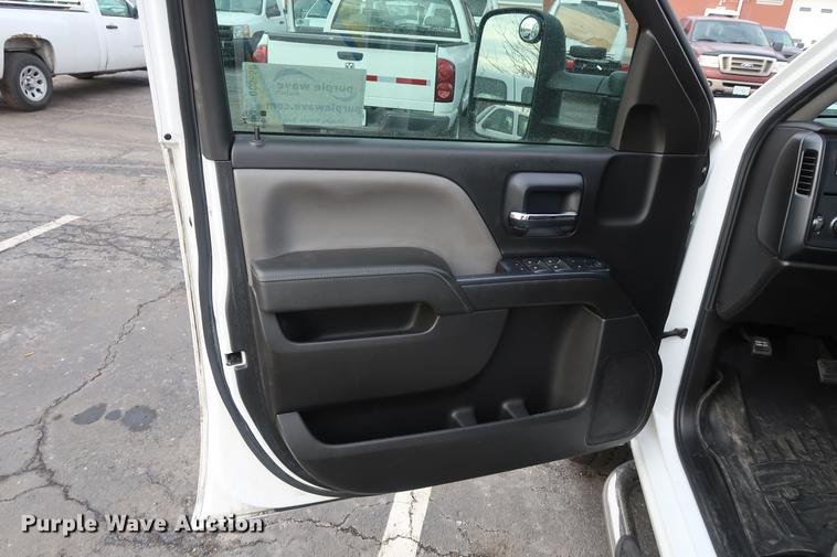 image for item DC5650 2015 Chevrolet Silverado 2500HD Double Cab pickup truck cab and chassis