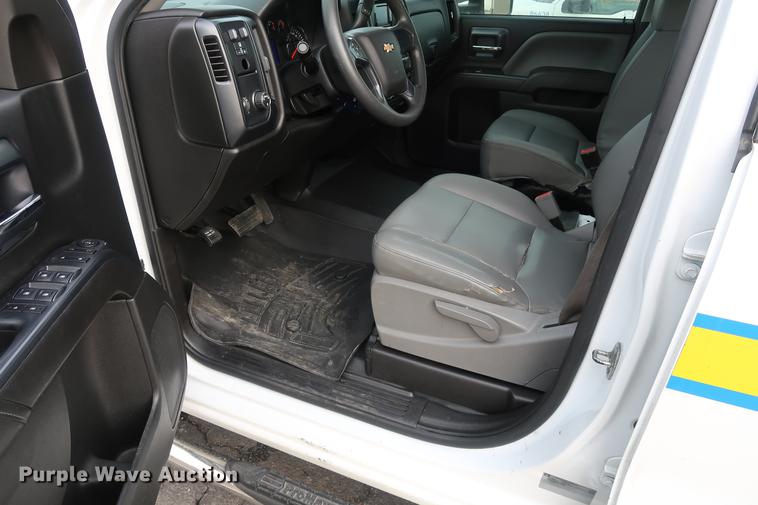 image for item DC5650 2015 Chevrolet Silverado 2500HD Double Cab pickup truck cab and chassis