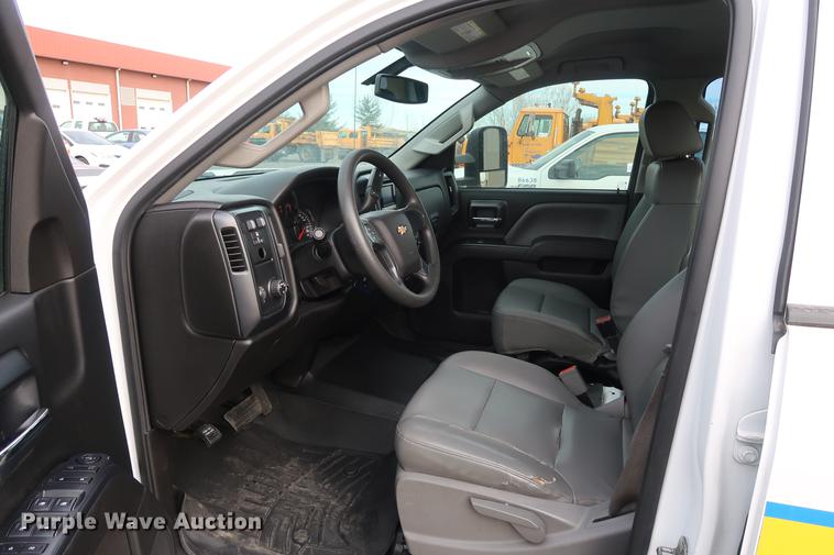 image for item DC5650 2015 Chevrolet Silverado 2500HD Double Cab pickup truck cab and chassis