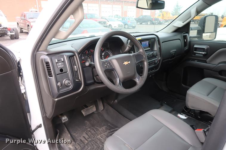 image for item DC5650 2015 Chevrolet Silverado 2500HD Double Cab pickup truck cab and chassis