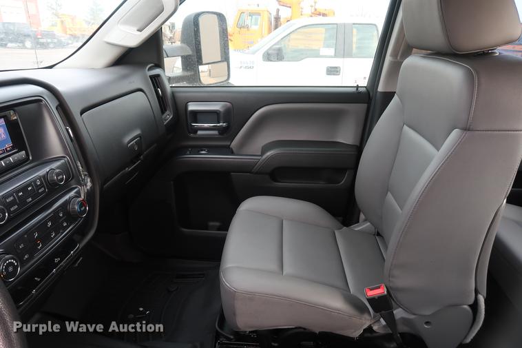 image for item DC5650 2015 Chevrolet Silverado 2500HD Double Cab pickup truck cab and chassis