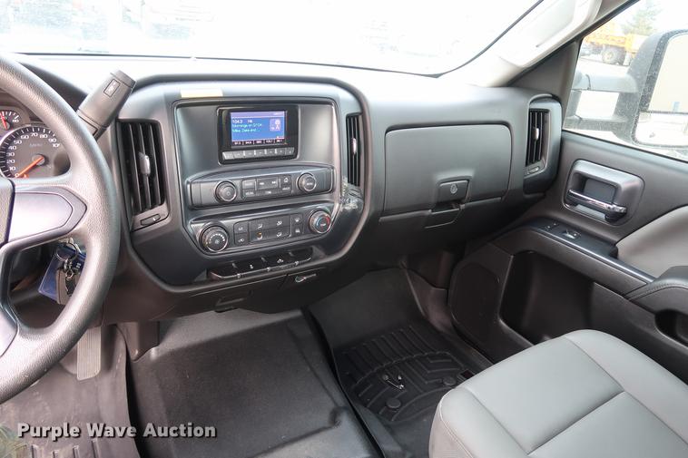 image for item DC5650 2015 Chevrolet Silverado 2500HD Double Cab pickup truck cab and chassis