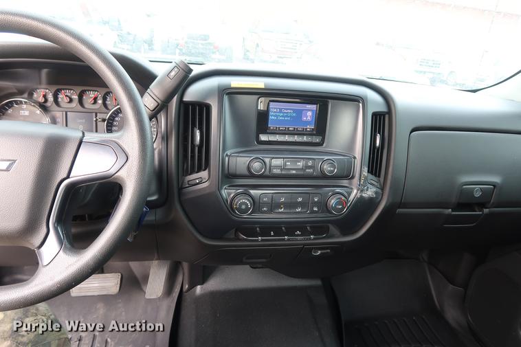 image for item DC5650 2015 Chevrolet Silverado 2500HD Double Cab pickup truck cab and chassis