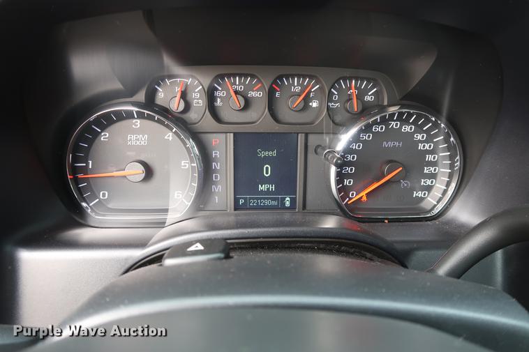 image for item DC5650 2015 Chevrolet Silverado 2500HD Double Cab pickup truck cab and chassis