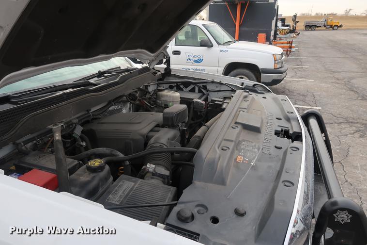 image for item DC5650 2015 Chevrolet Silverado 2500HD Double Cab pickup truck cab and chassis