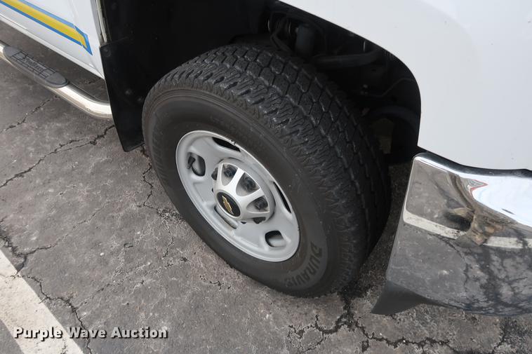 image for item DC5650 2015 Chevrolet Silverado 2500HD Double Cab pickup truck cab and chassis