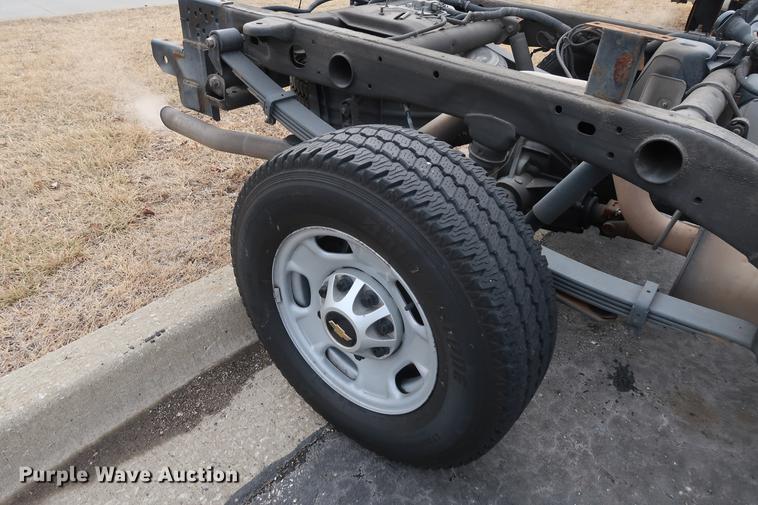 image for item DC5650 2015 Chevrolet Silverado 2500HD Double Cab pickup truck cab and chassis