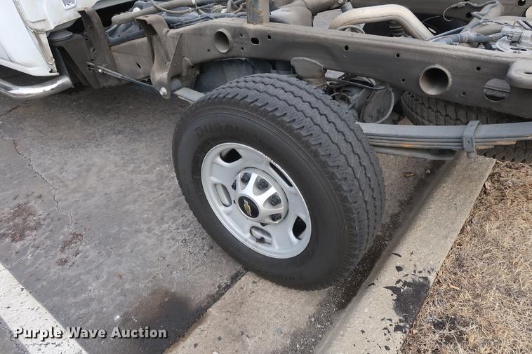 image for item DC5650 2015 Chevrolet Silverado 2500HD Double Cab pickup truck cab and chassis