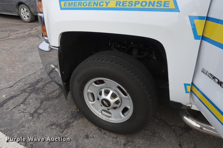 image for item DC5650 2015 Chevrolet Silverado 2500HD Double Cab pickup truck cab and chassis