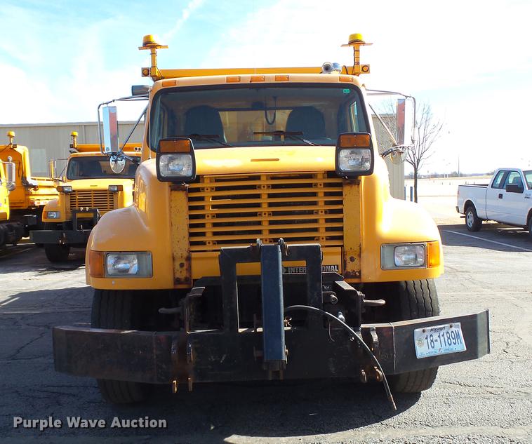 image for item DC5653 2002 International 4900 dump truck