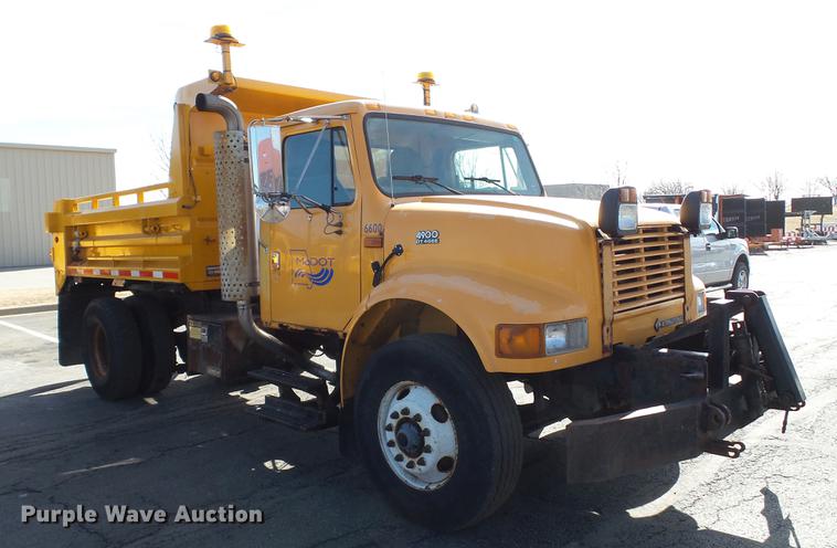 image for item DC5653 2002 International 4900 dump truck