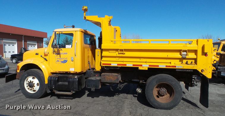 image for item DC5653 2002 International 4900 dump truck