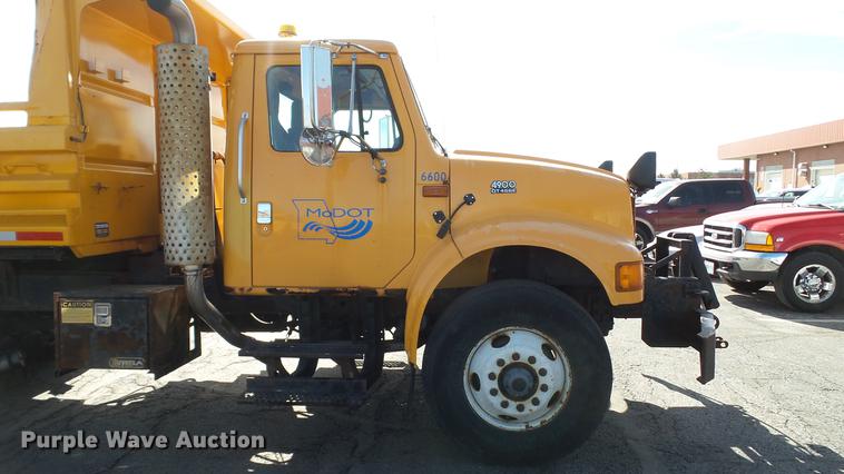 image for item DC5653 2002 International 4900 dump truck