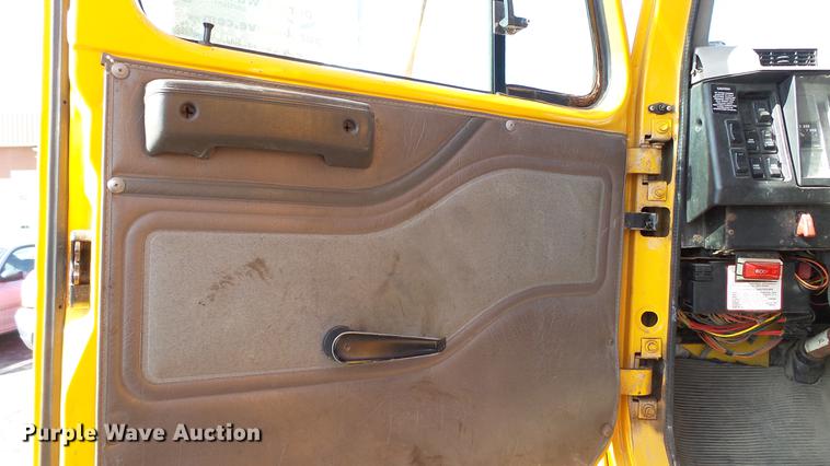 image for item DC5653 2002 International 4900 dump truck