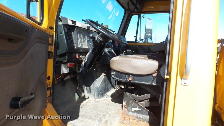image for item DC5653 2002 International 4900 dump truck
