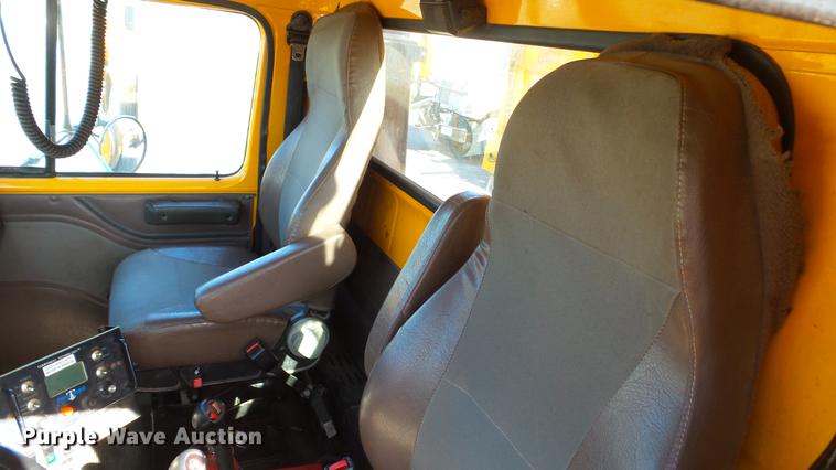 image for item DC5653 2002 International 4900 dump truck