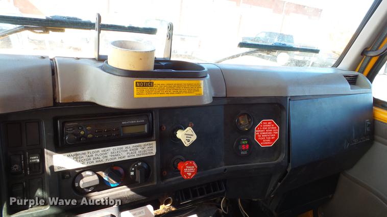 image for item DC5653 2002 International 4900 dump truck