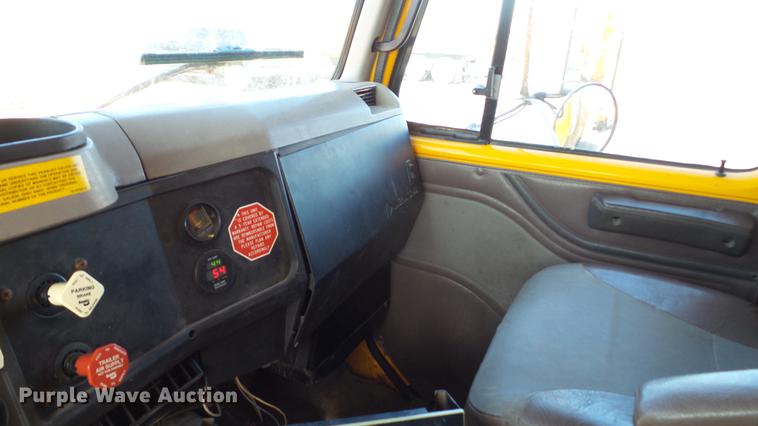 image for item DC5653 2002 International 4900 dump truck