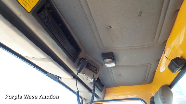 image for item DC5653 2002 International 4900 dump truck