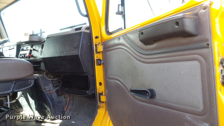 image for item DC5653 2002 International 4900 dump truck