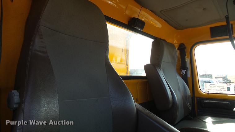 image for item DC5653 2002 International 4900 dump truck