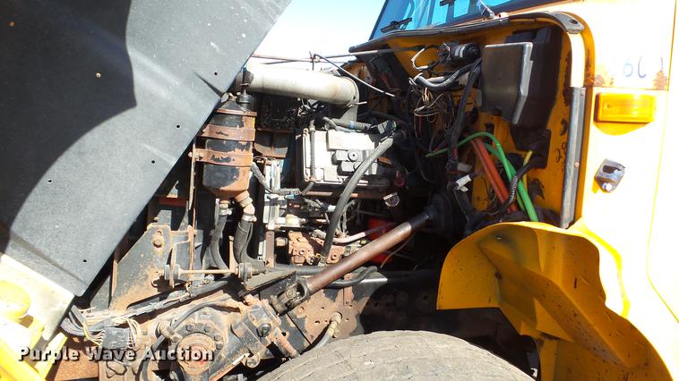 image for item DC5653 2002 International 4900 dump truck