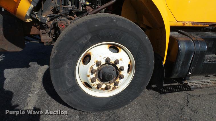 image for item DC5653 2002 International 4900 dump truck